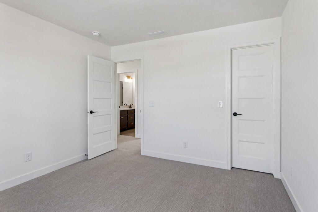 26-web-or-mls-10001 - 6327 N 207th St_026