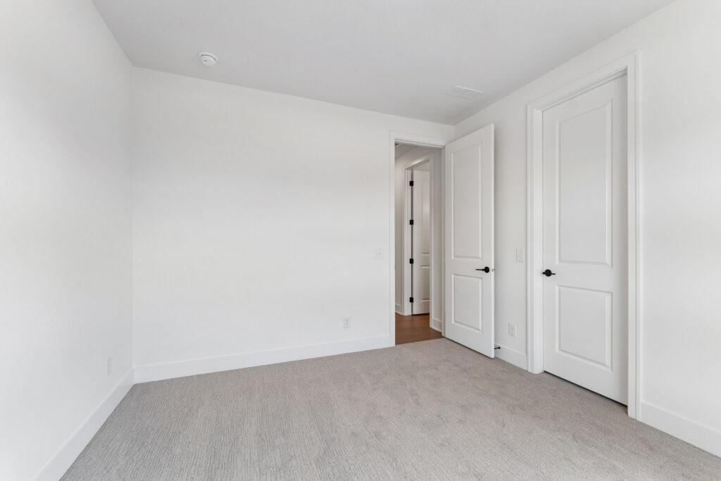 28-web-or-mls-6207 N 209th St_028