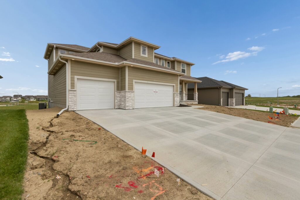 3-web-or-mls-6125 S 215th St_003