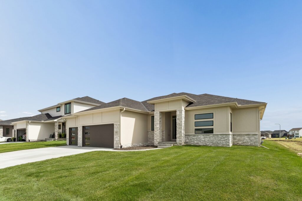 3-web-or-mls-6207 N 209th St_003