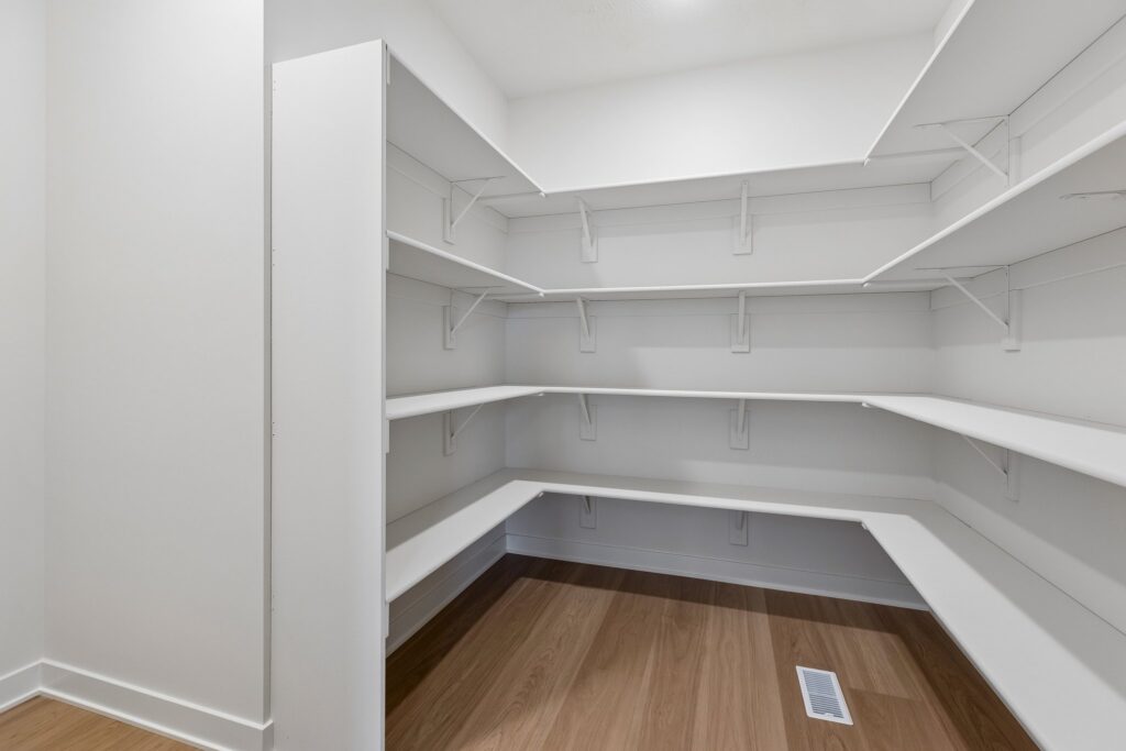 31-web-or-mls-12104 S 109th St_031