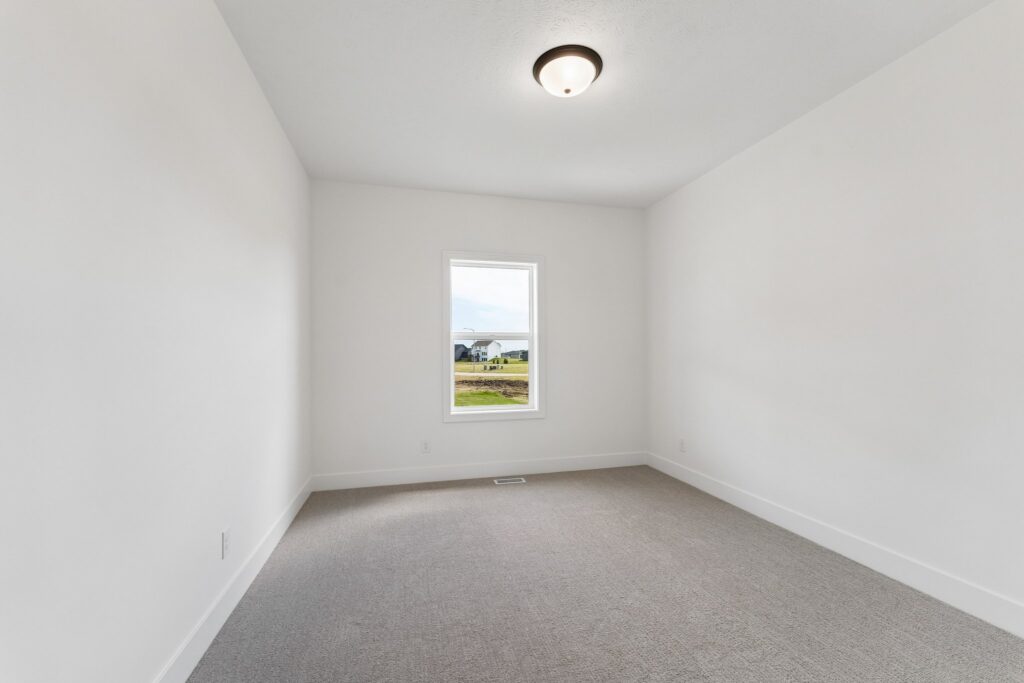 32-web-or-mls-6207 N 209th St_032