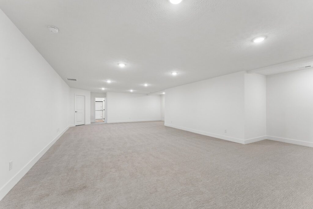 34-web-or-mls-6207 N 209th St_034