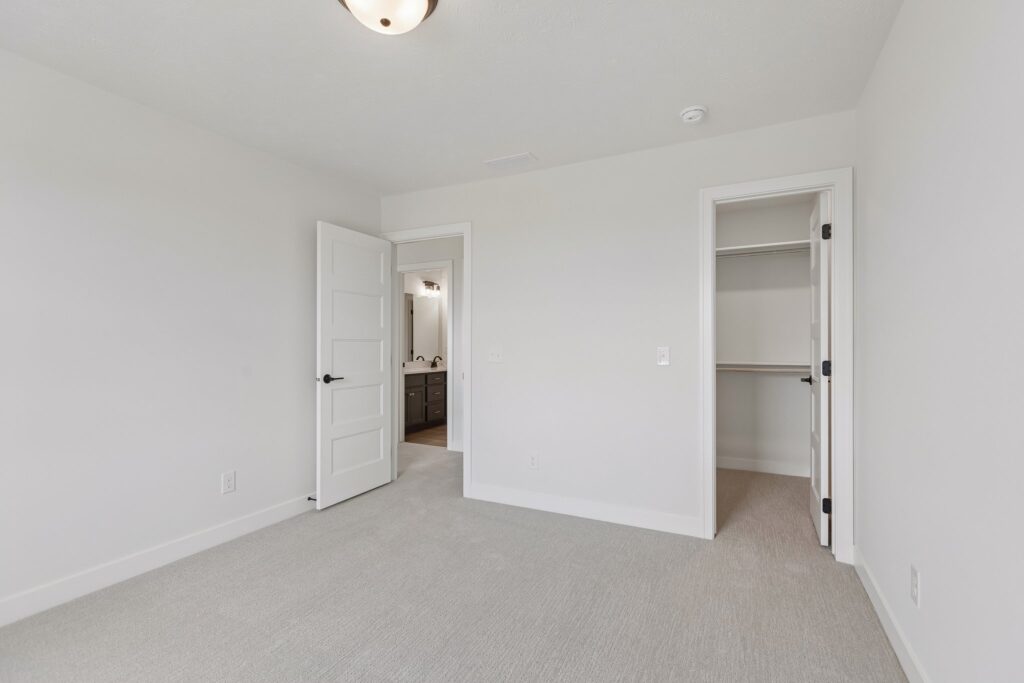 36-web-or-mls-6125 S 215th St_036