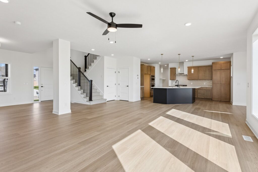 4-web-or-mls-10001 - 6327 N 207th St_004