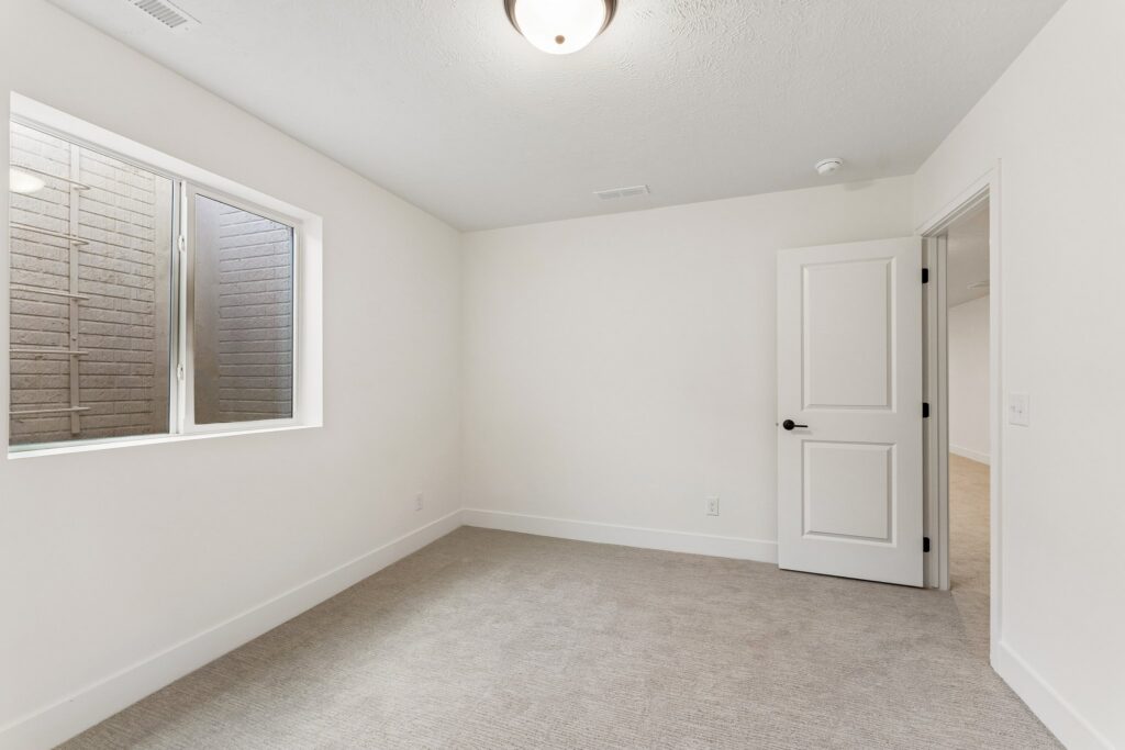 40-web-or-mls-6207 N 209th St_040