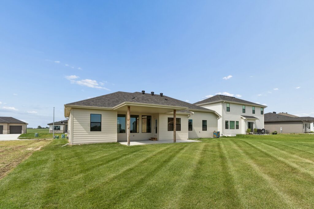42-web-or-mls-6207 N 209th St_042