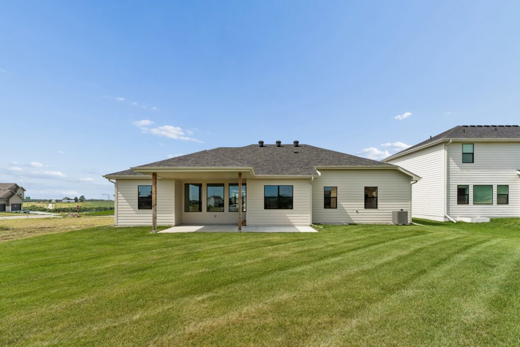 43-web-or-mls-6207 N 209th St_043