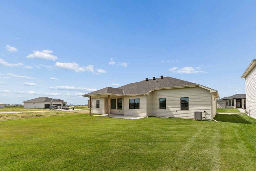 44-web-or-mls-6207 N 209th St_044