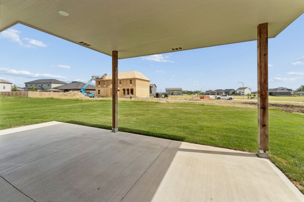 45-web-or-mls-6207 N 209th St_045