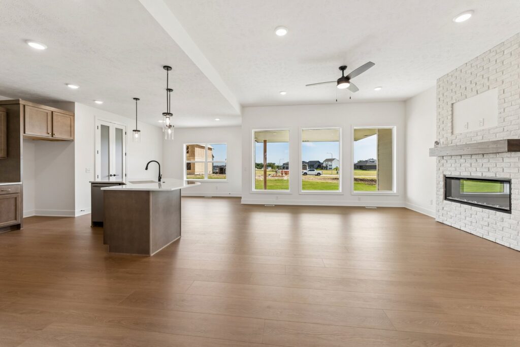 5-web-or-mls-6207 N 209th St_005