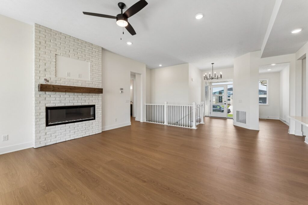 7-web-or-mls-6207 N 209th St_007