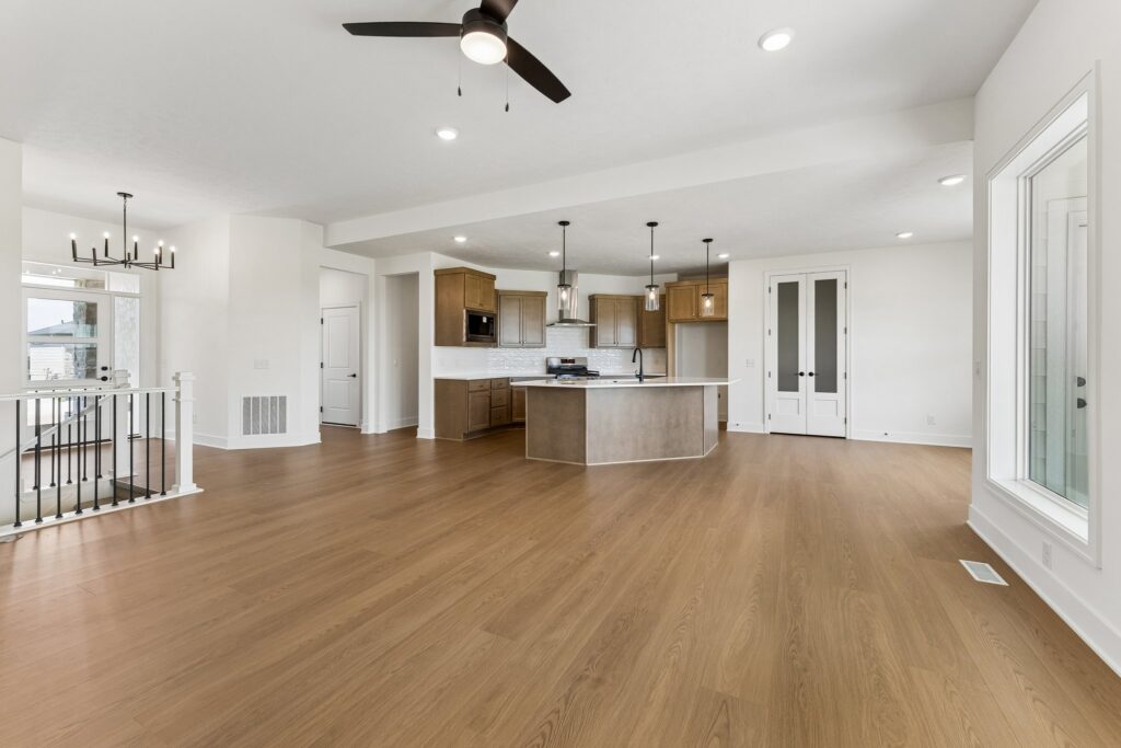 8-web-or-mls-6207 N 209th St_008