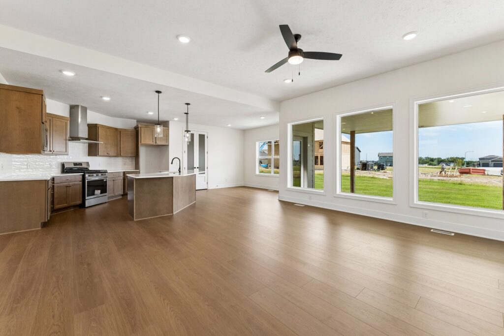 9-web-or-mls-6207 N 209th St_009