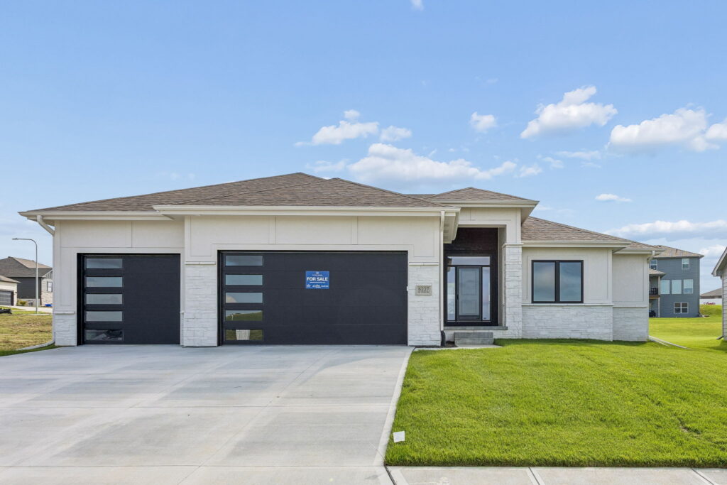 1-web-or-mls-6227 N 210th St_001