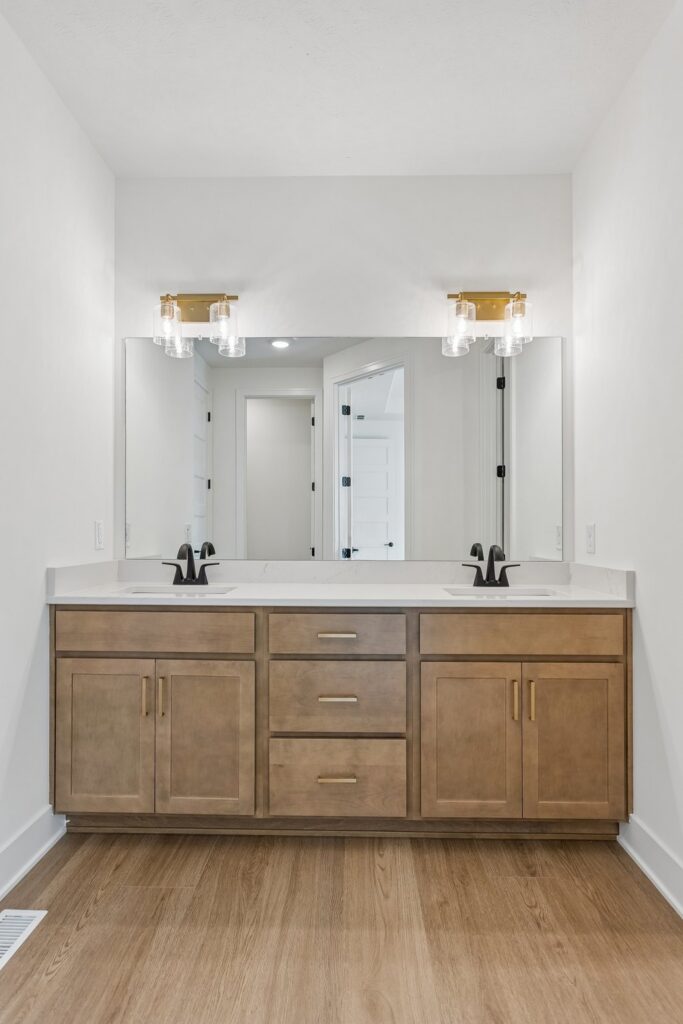 12-web-or-mls-6227 N 210th St_012