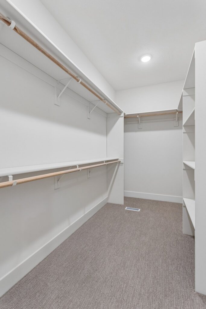 14-web-or-mls-6227 N 210th St_014