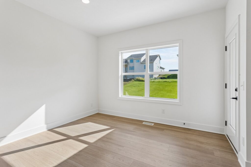 15-web-or-mls-6227 N 210th St_015
