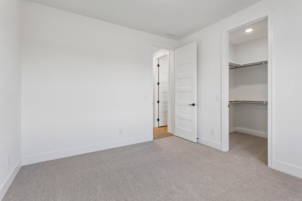 17-web-or-mls-6227 N 210th St_017