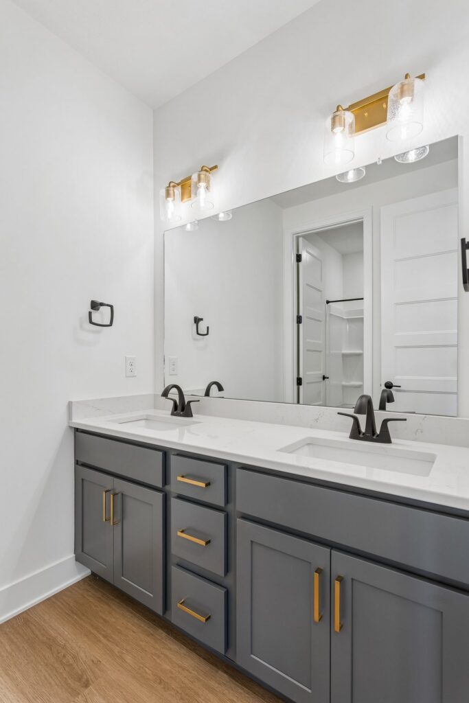 18-web-or-mls-6227 N 210th St_018
