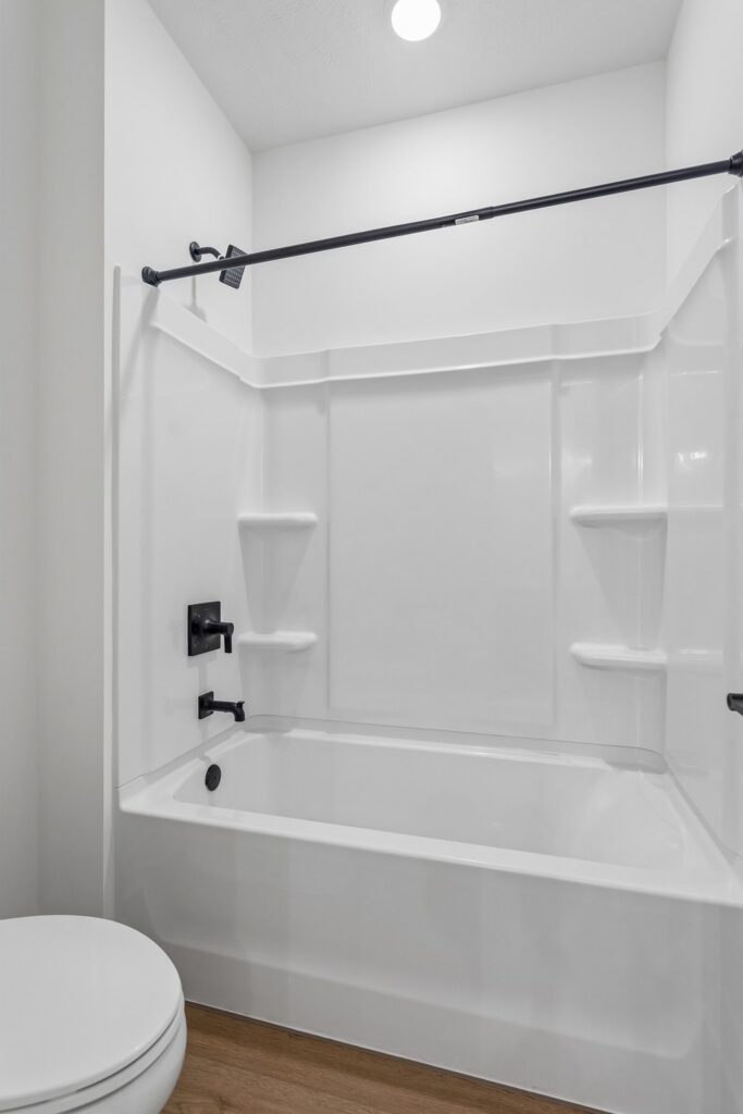19-web-or-mls-6227 N 210th St_019