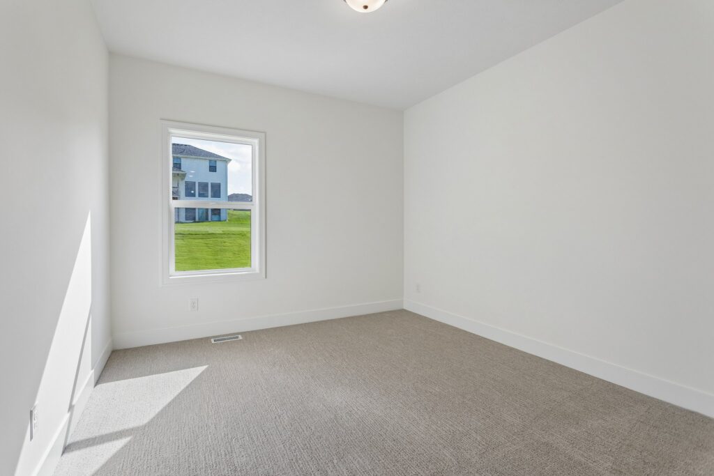 20-web-or-mls-6227 N 210th St_020
