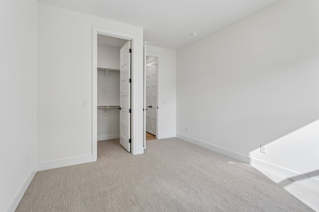 21-web-or-mls-6227 N 210th St_021