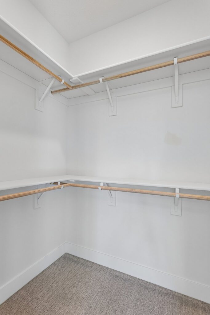 22-web-or-mls-6227 N 210th St_022