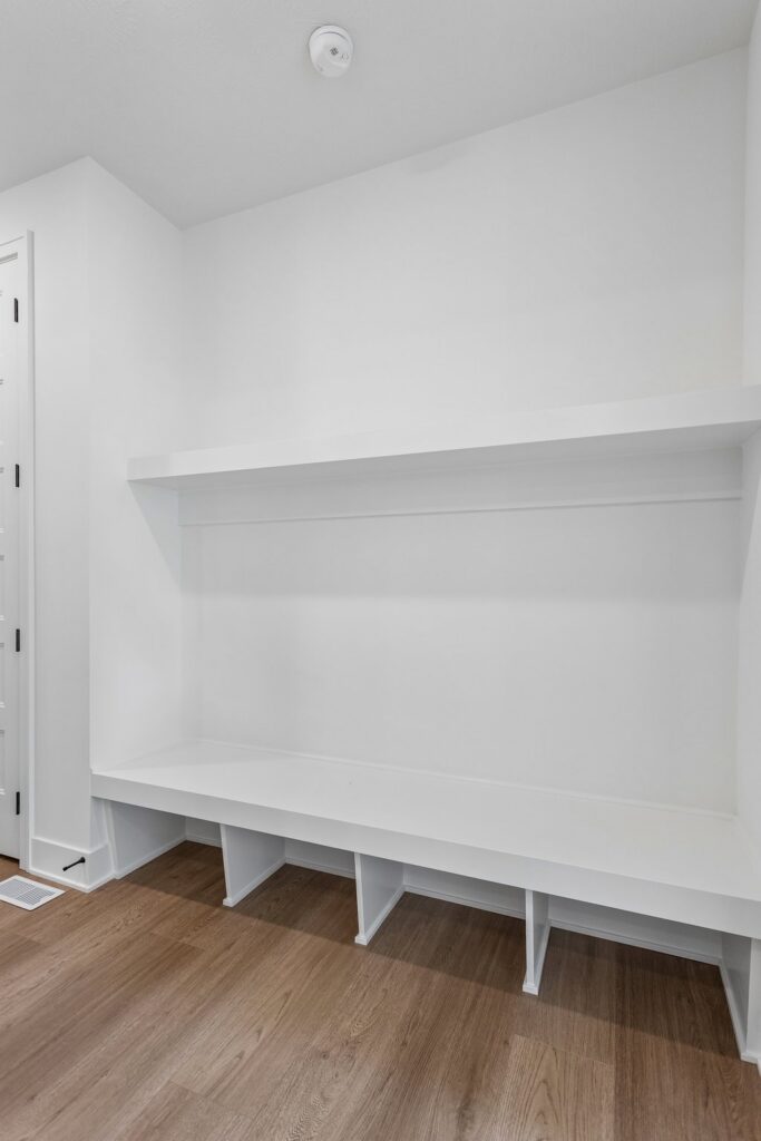 24-web-or-mls-6227 N 210th St_024