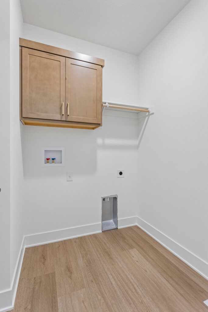 25-web-or-mls-6227 N 210th St_025