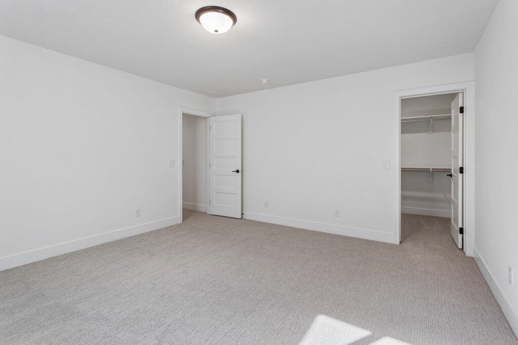 32-web-or-mls-6227 N 210th St_032