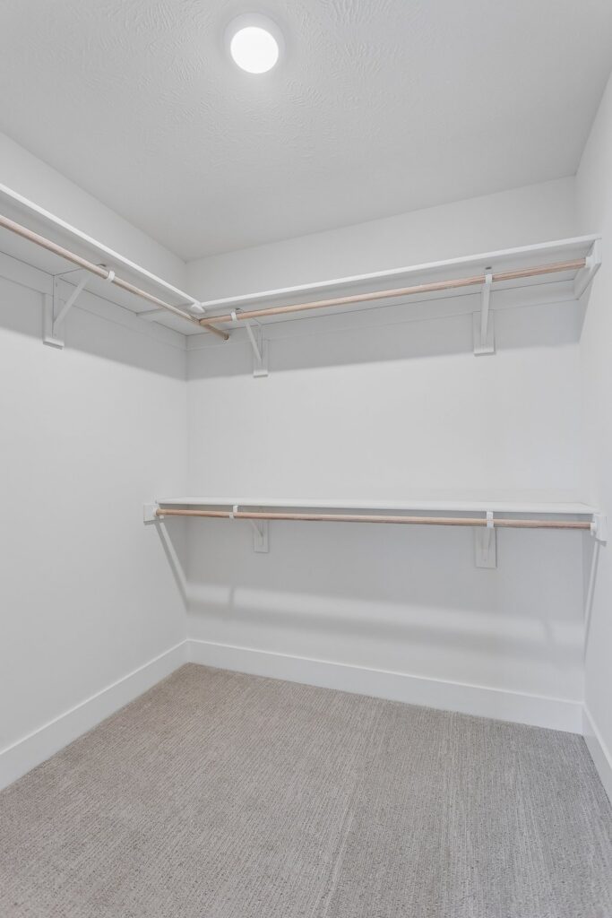 33-web-or-mls-6227 N 210th St_033