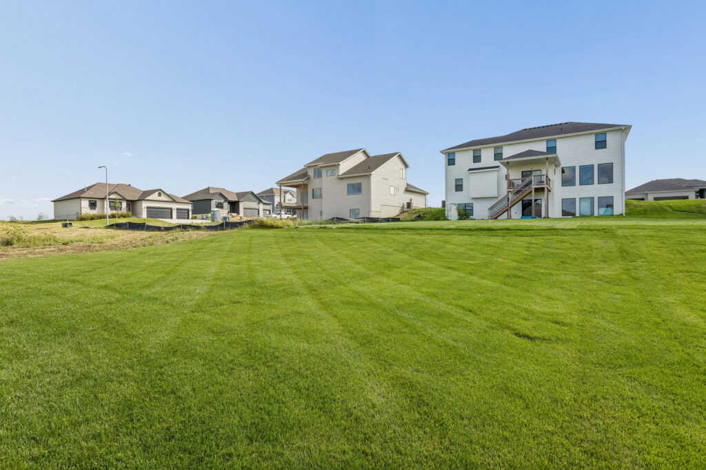 34-web-or-mls-6227 N 210th St_034