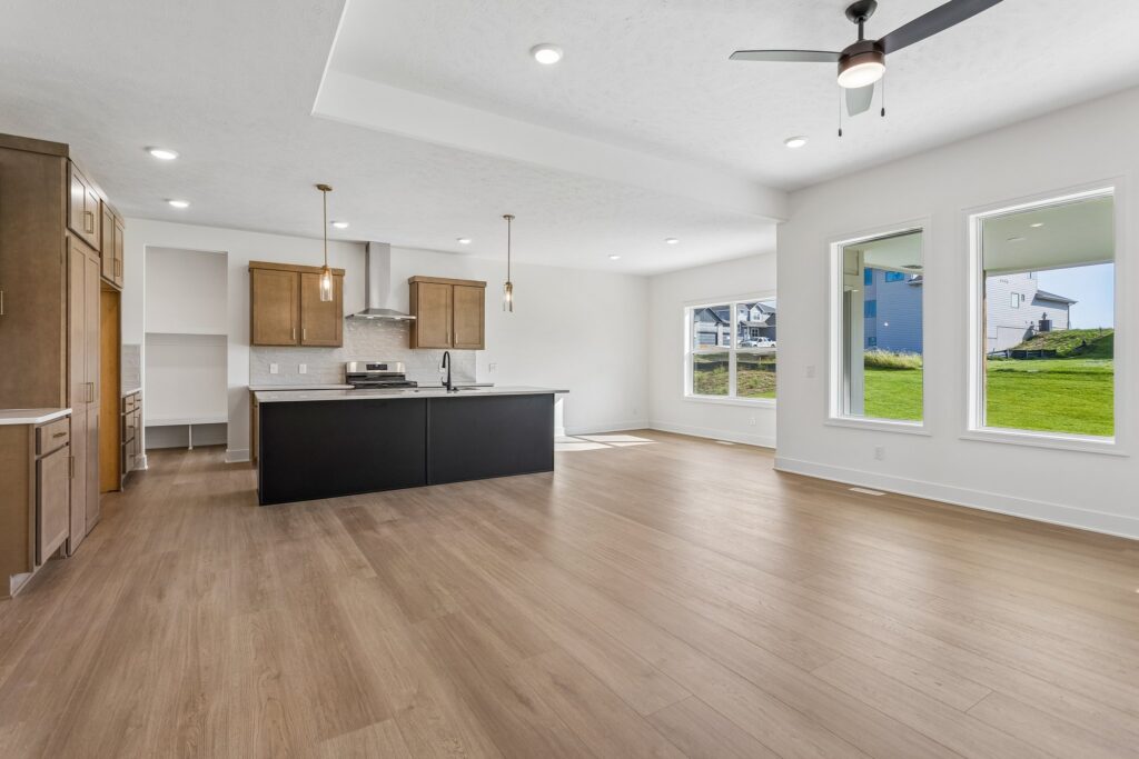 4-web-or-mls-6227 N 210th St_004