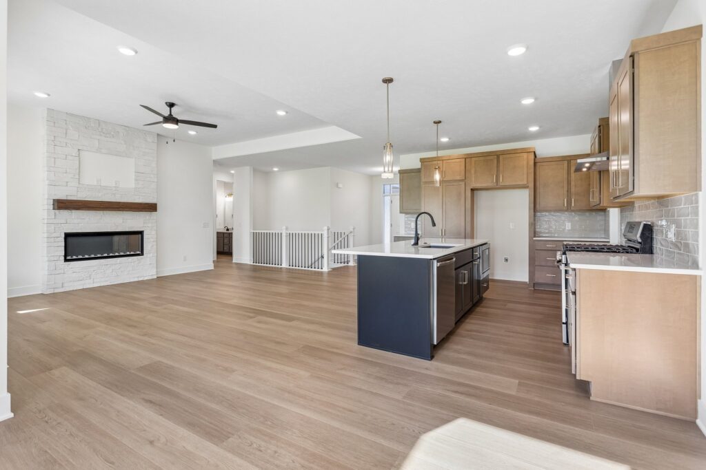 7-web-or-mls-6227 N 210th St_007
