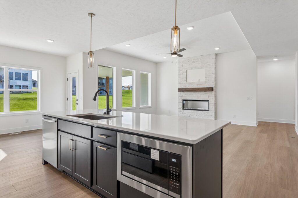 8-web-or-mls-6227 N 210th St_008