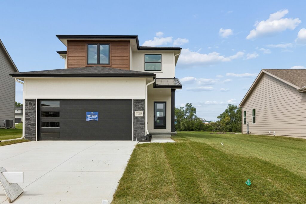 1-web-or-mls-11402 N 161st Ave_001
