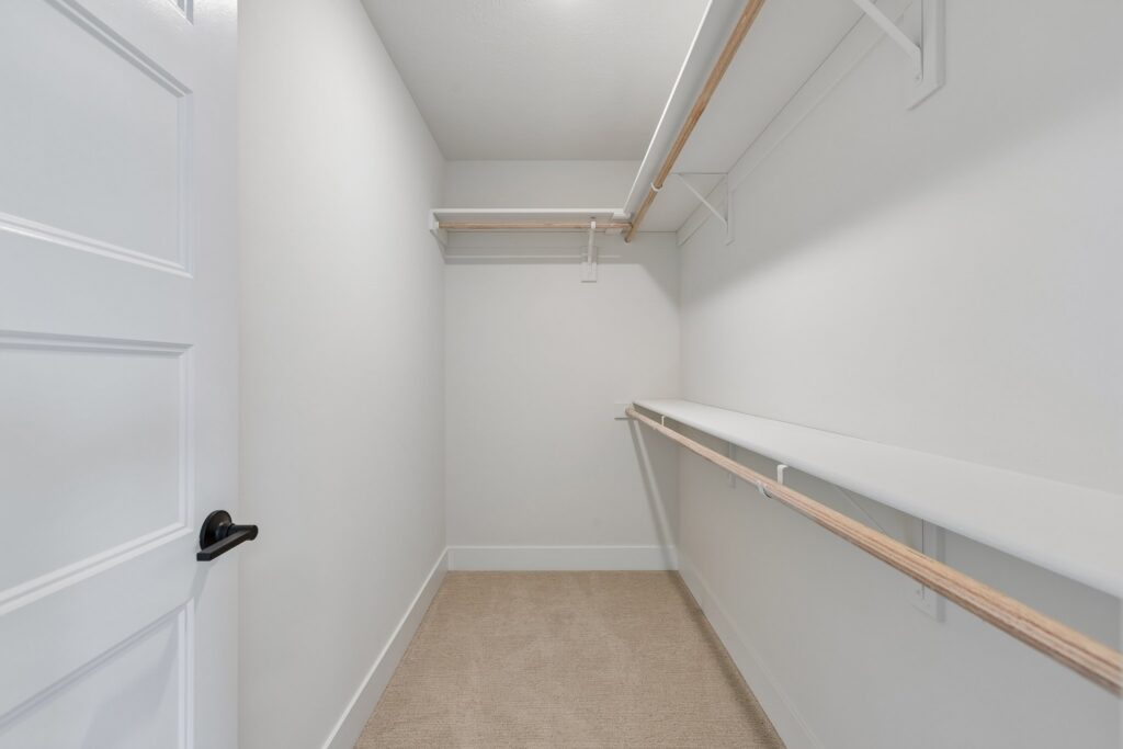16-web-or-mls-12705 Glenn St_016