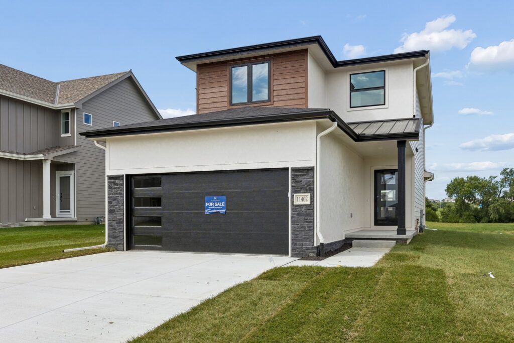 2-web-or-mls-11402 N 161st Ave_002