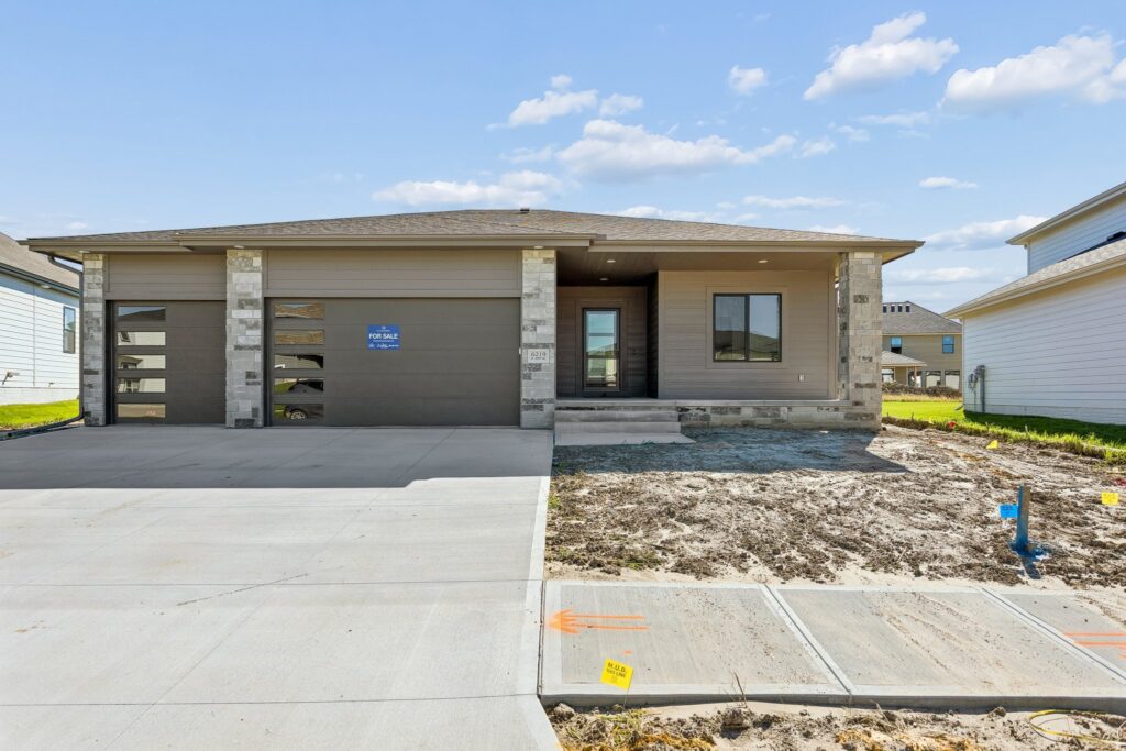 1-web-or-mls-10221 - 6219 N 209th St_001