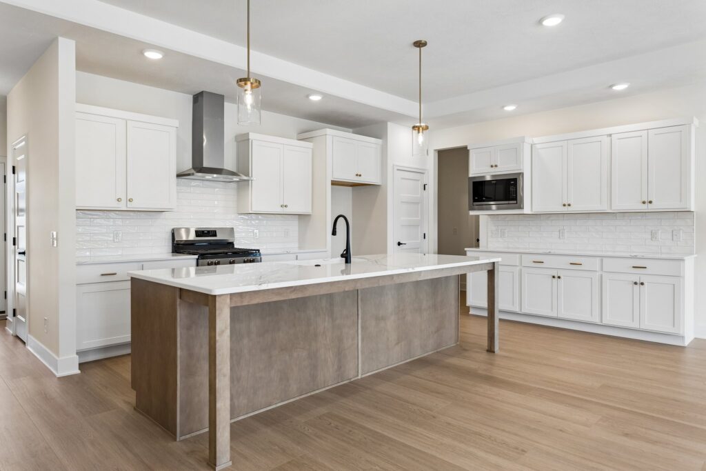 10-web-or-mls-10221 - 6219 N 209th St_010