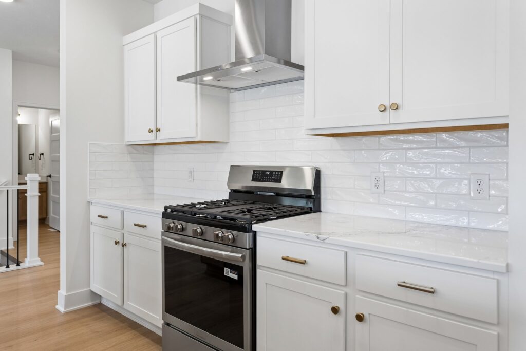 11-web-or-mls-10221 - 6219 N 209th St_011
