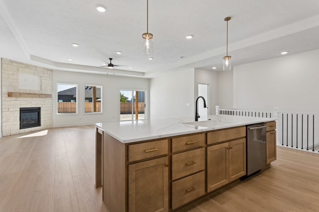 12-web-or-mls-10221 - 6219 N 209th St_012