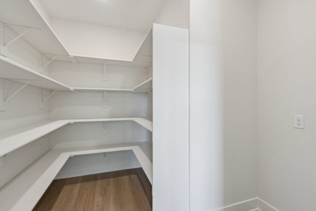 12-web-or-mls-21427 Y St_013