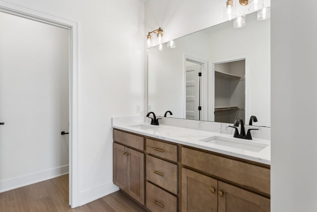 15-web-or-mls-10221 - 6219 N 209th St_015
