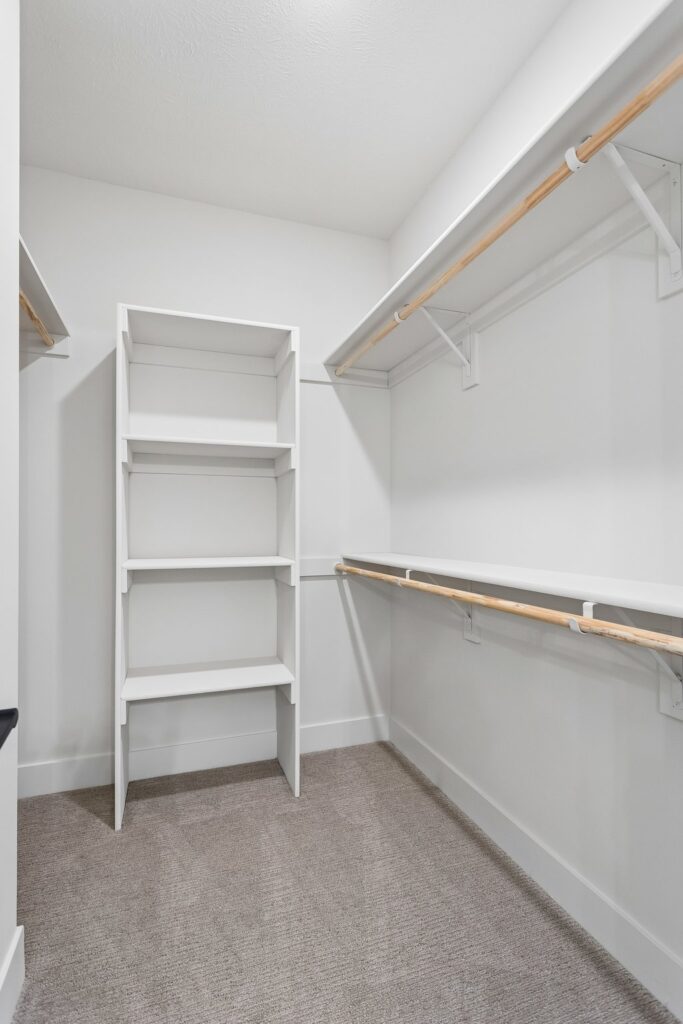 17-web-or-mls-10221 - 6219 N 209th St_017