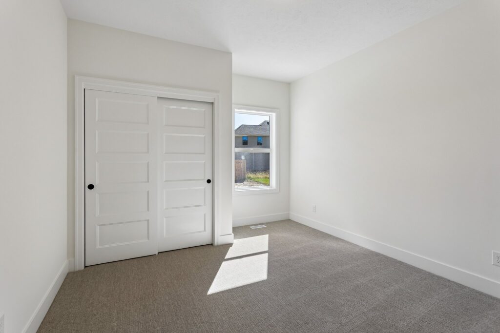 18-web-or-mls-10221 - 6219 N 209th St_018