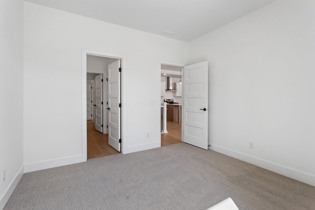19-web-or-mls-10221 - 6219 N 209th St_019