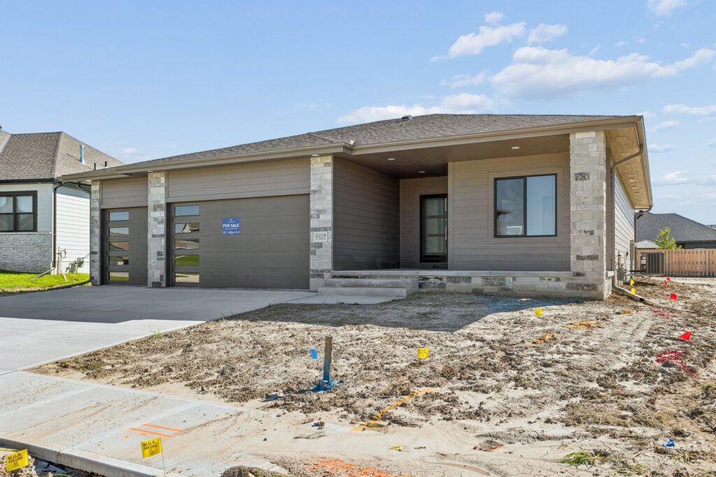 2-web-or-mls-10221 - 6219 N 209th St_002