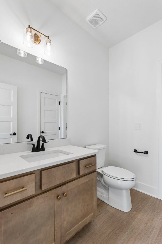 20-web-or-mls-10221 - 6219 N 209th St_020